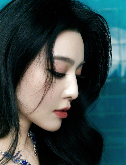 晶莹闪耀，流光飞舞，从玻璃的折射中感受世界的光彩