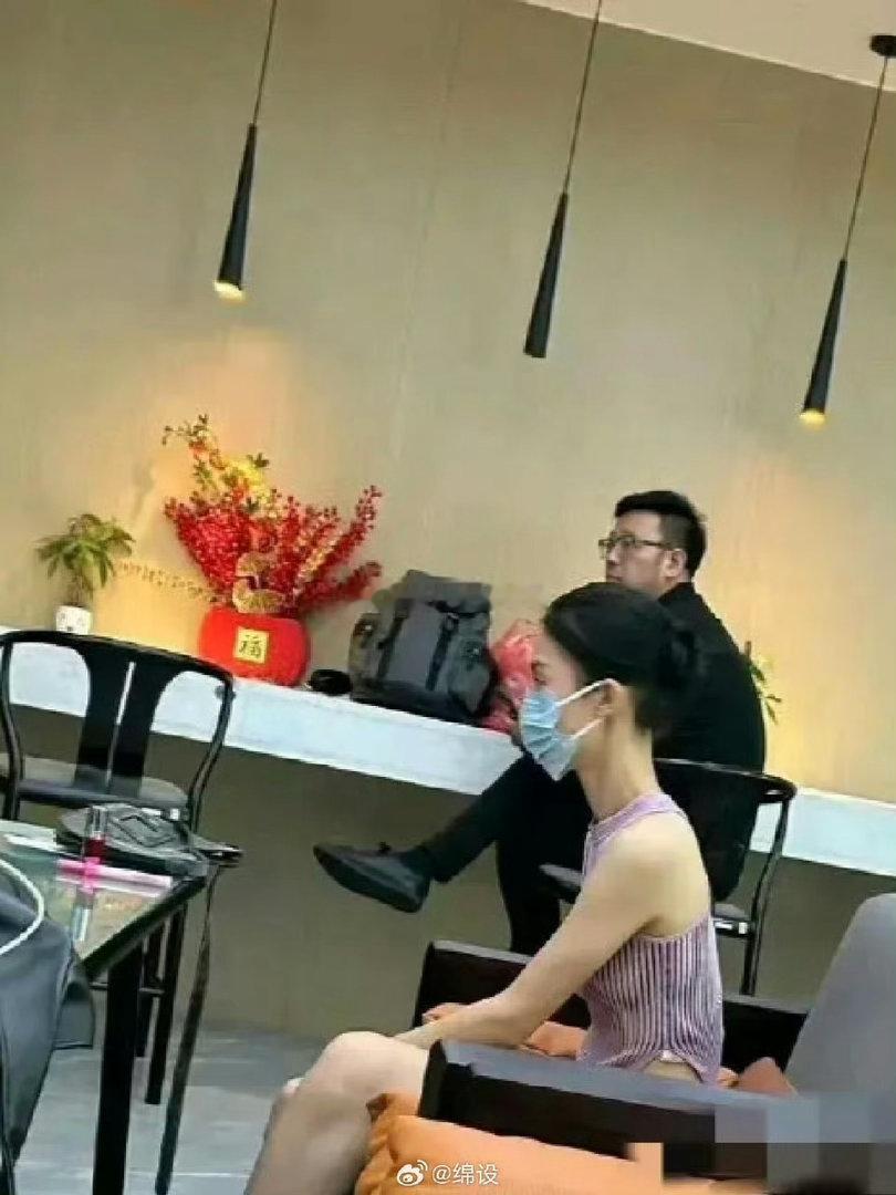 瘦的跟纸片人一样的金晨，有点吓人。