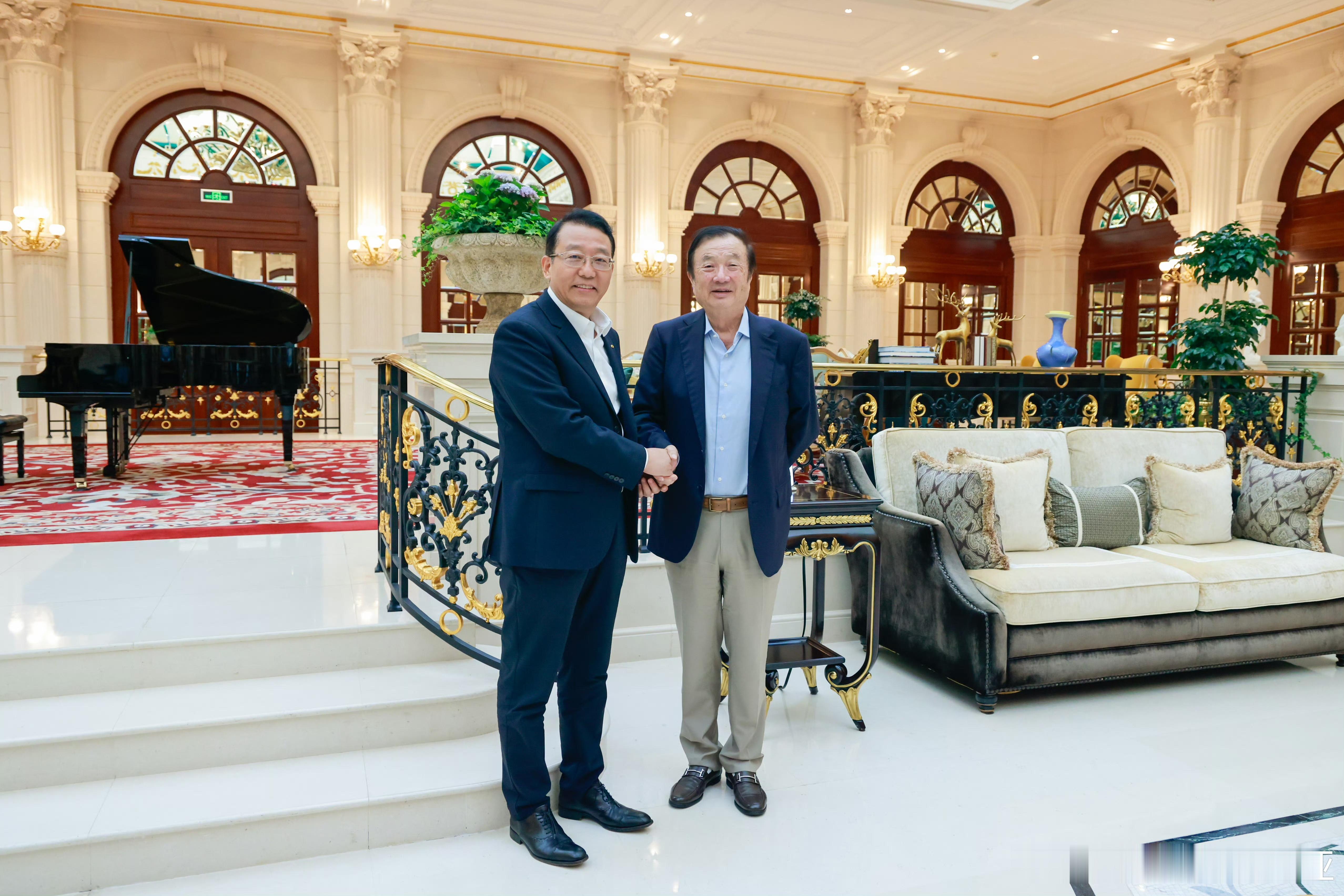 任总与冯董6月的那场会面，早已在行业里掀起不少遐想。如今，这层“遐想”正式落地。