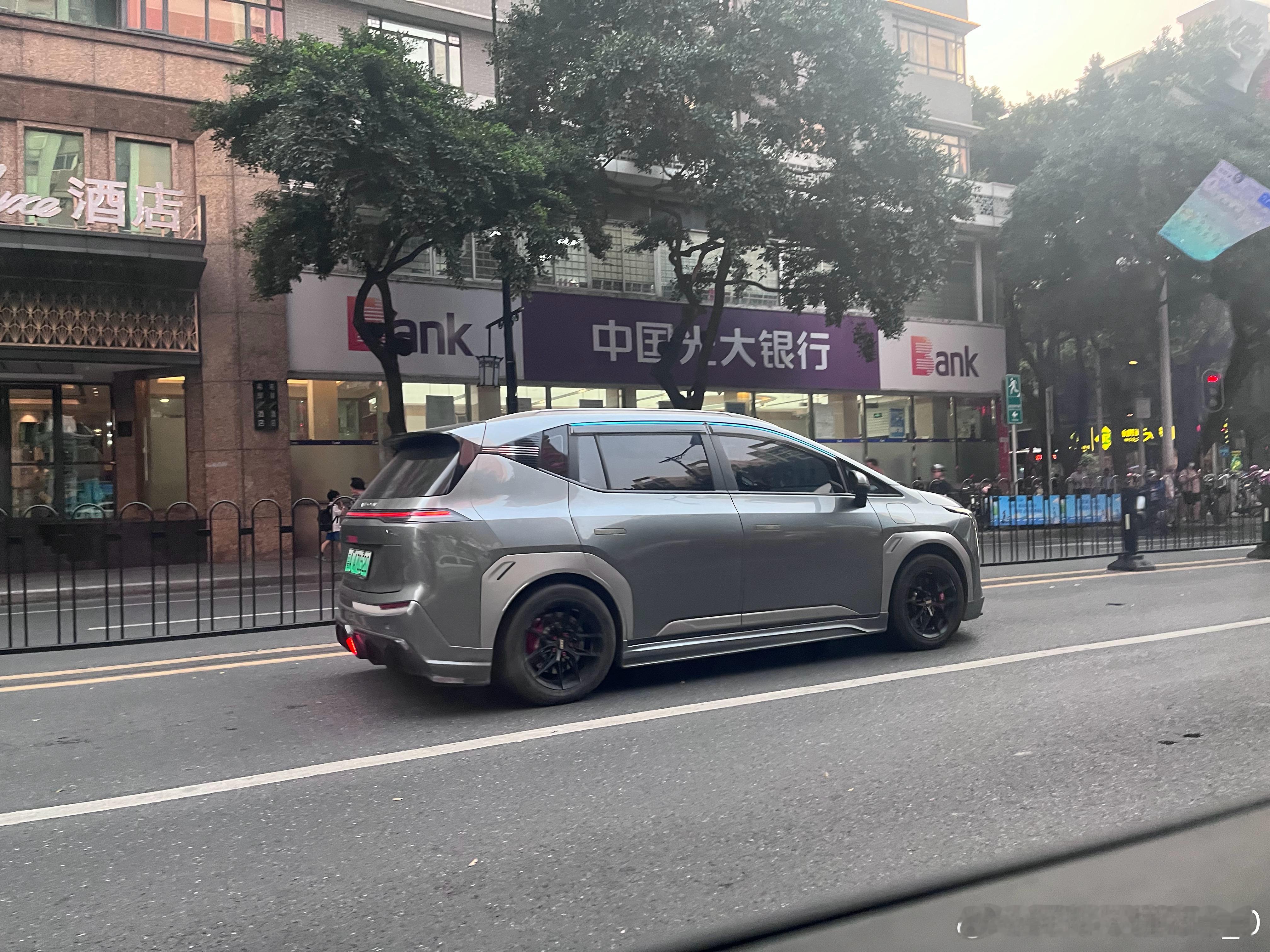 不得不再次感叹，广州真的很注重通行效率。这几天打各种滴滴，司机开车非常高效，有限