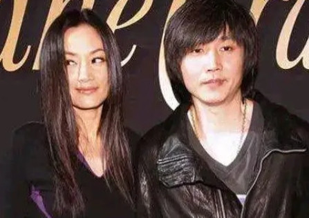 1998年，瞿颖被张艺谋力捧走红，立马和不出名的李亚鹏高调恋爱，张艺谋警告瞿颖：