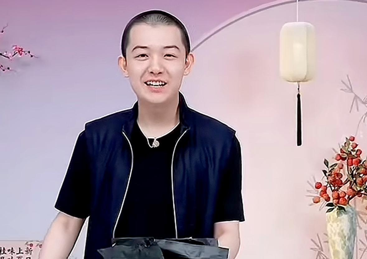 董董活成了班里同学人人羡慕的样子。一直都知道董董是电影学院导演系毕业的，但刚刚董