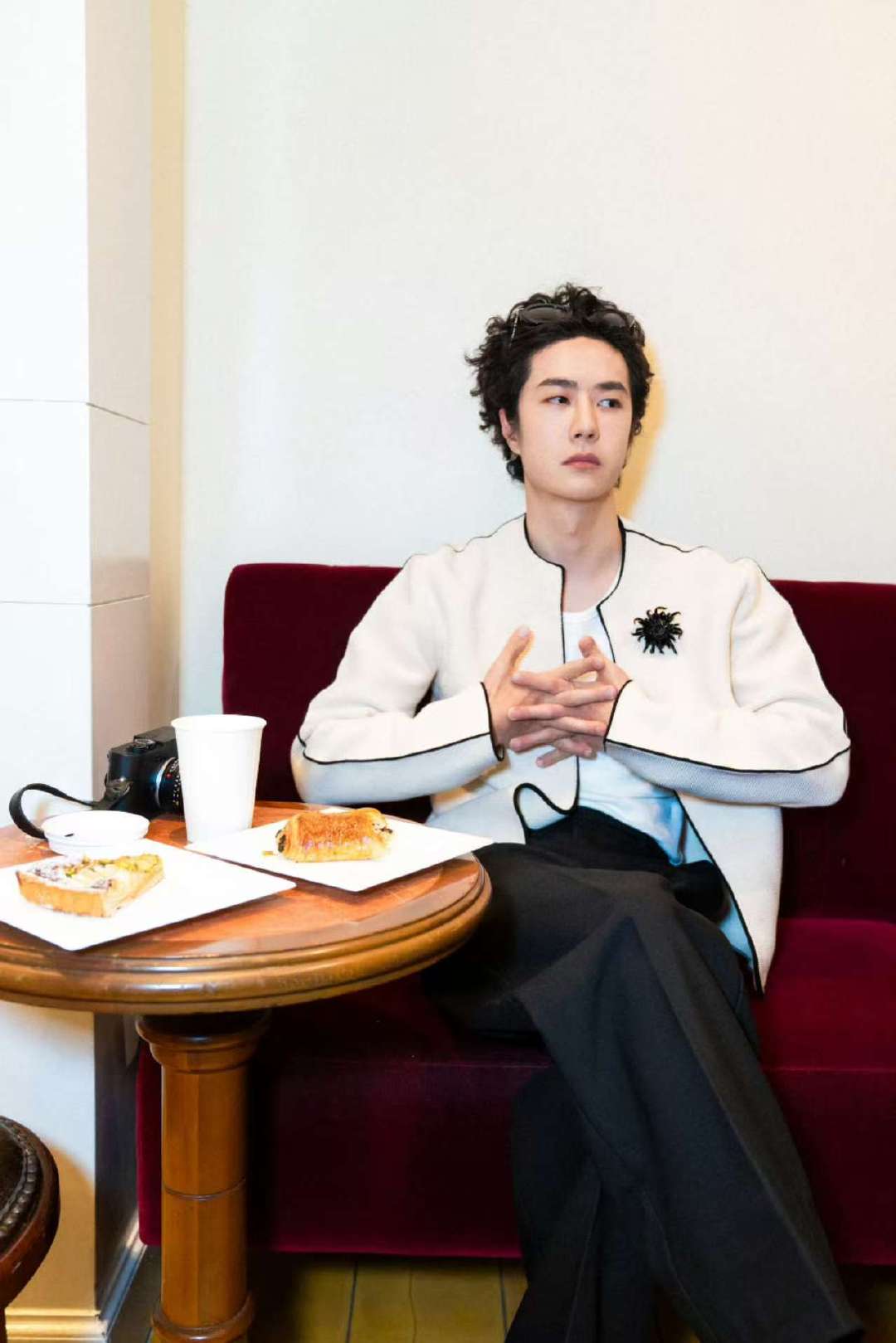 王一博卷毛大背头王一博纽约街头随拍王一博卷毛大背头好好看啊