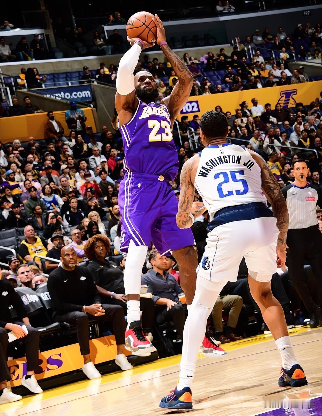 湖人大胜独行侠，分享三件有意思的事。1，詹姆斯拿下三双，在“历史最老”的记录