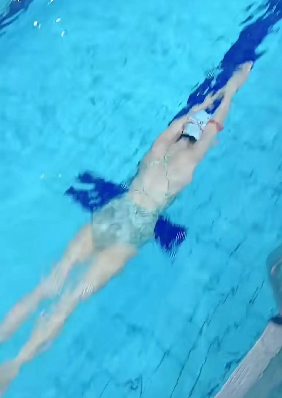 “这就是揩油的代价！”上海，女子在泳池游泳，突然一只手摸到她雪白的大腿上。女子回
