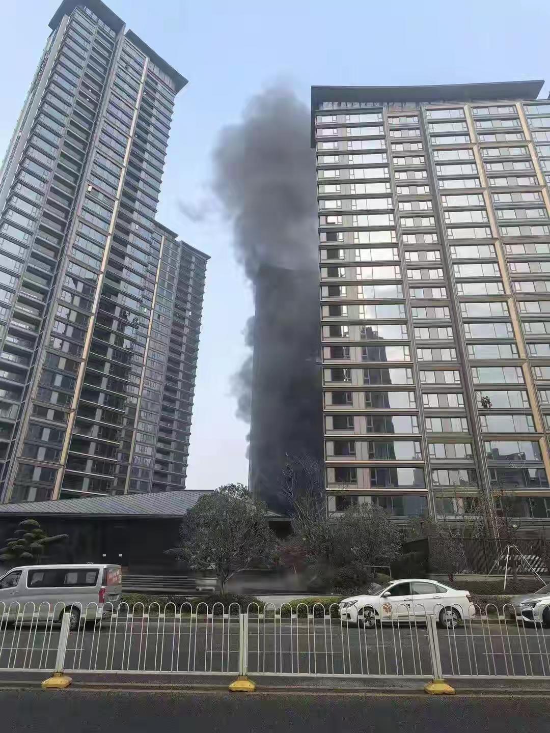 武汉4.1万天价豪宅未交房先“火”上热搜！业主哭诉：百万血汗钱买来“烽火台”，开