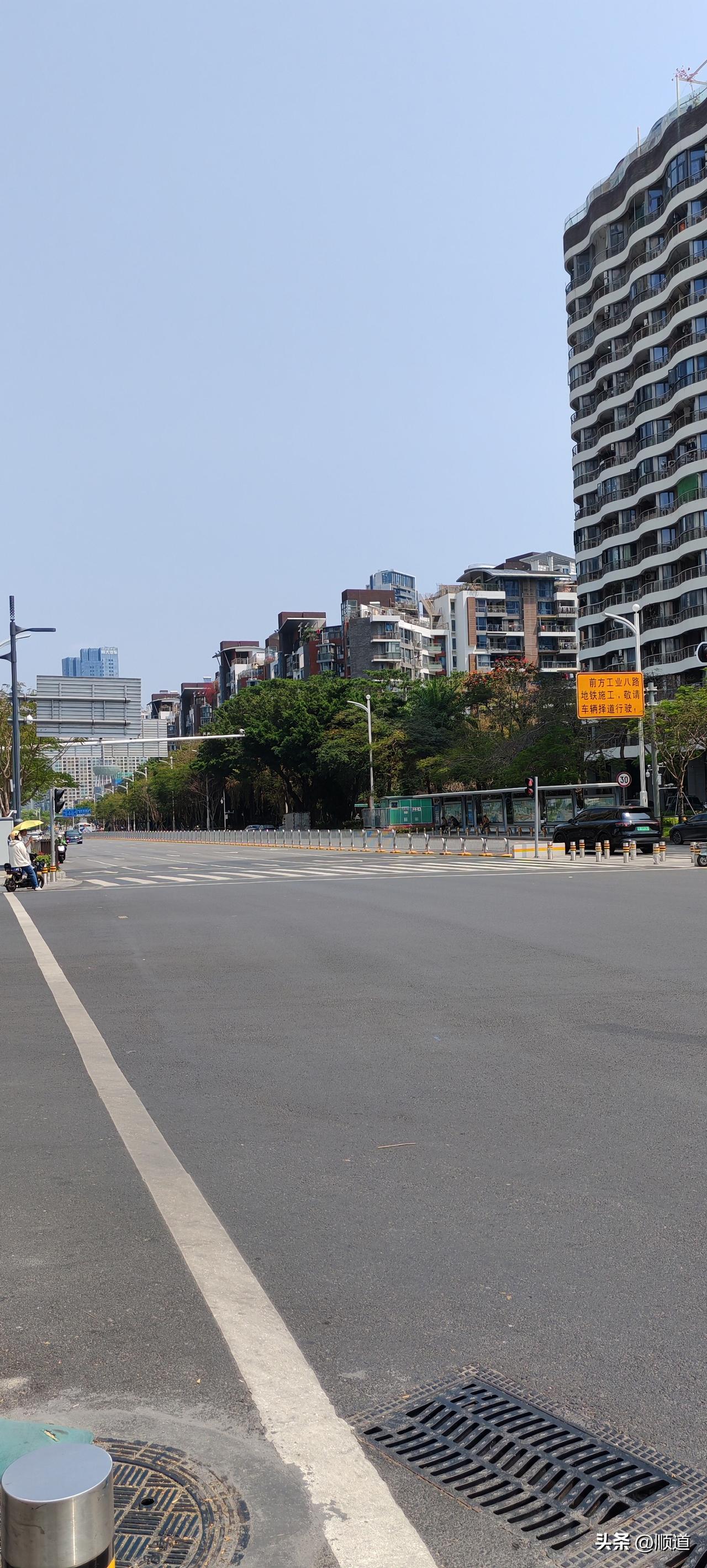 两人关系一直都很好，这个哥哥上了高中，上警校，分到隔壁乡派出所，而他的这个代课老