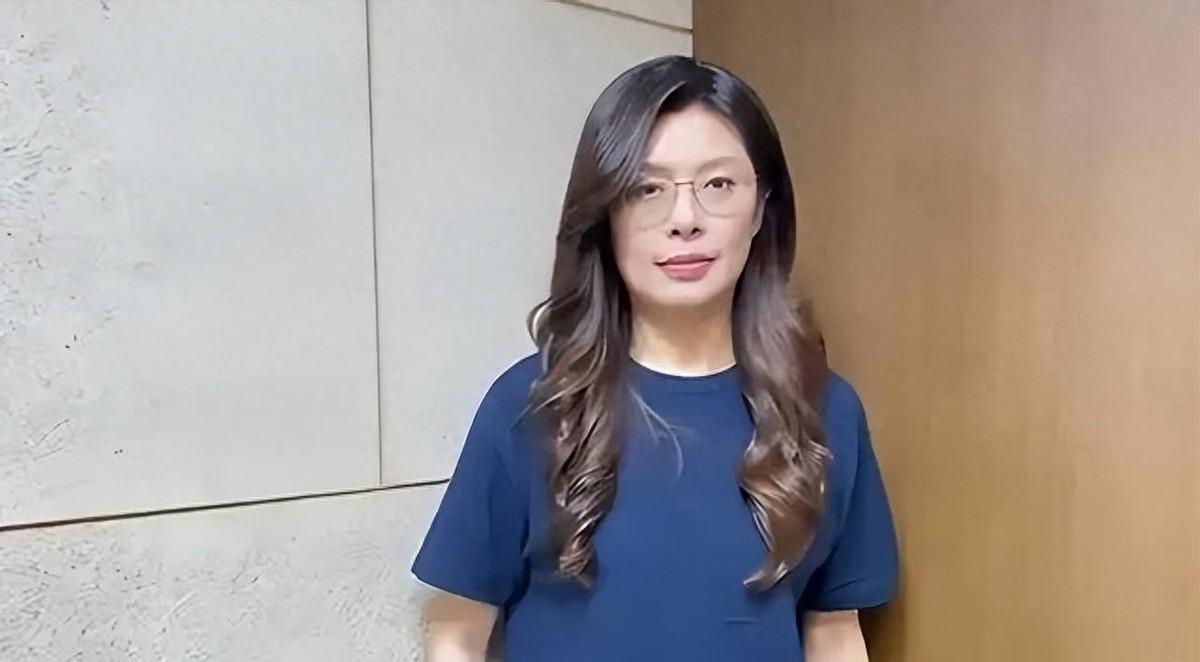 整整十年，国民党主席层级的人物没有踏上大陆的土地。这扇门关得太久，久到很多人都快