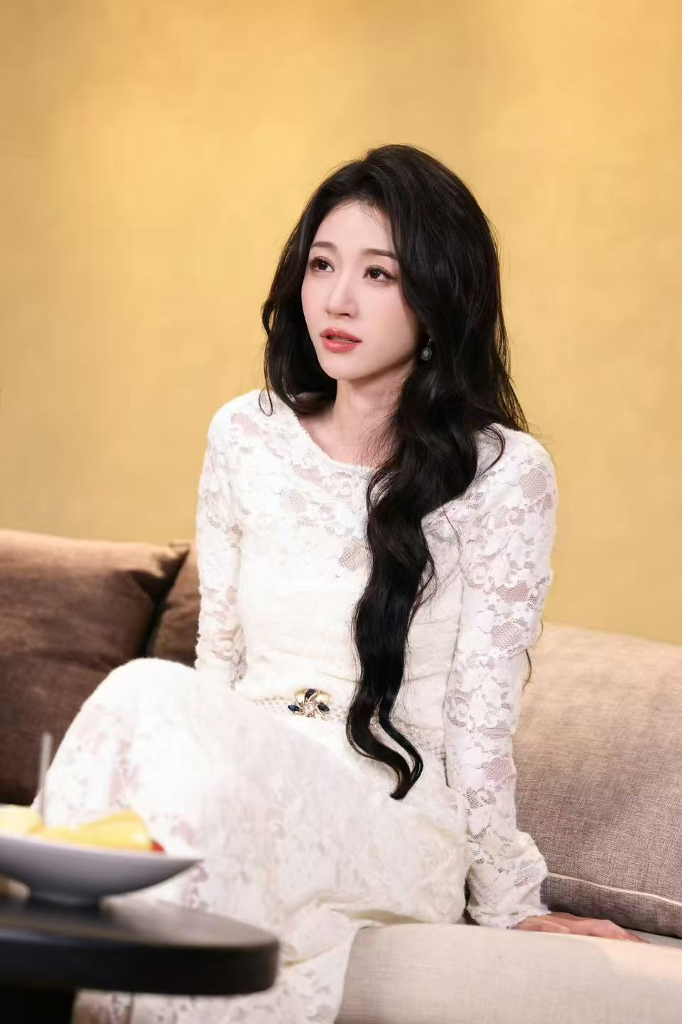 谁来管管短剧演员的出发图出发图跟她本人的气质很搭，温温柔柔的裙子配上花海很和谐