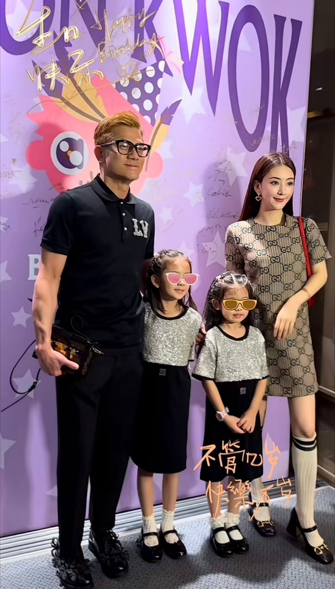 看方媛与女儿合拍手势舞这画面也太甜了吧！妈妈在前面美美地笑，小宝贝在后面认真比划