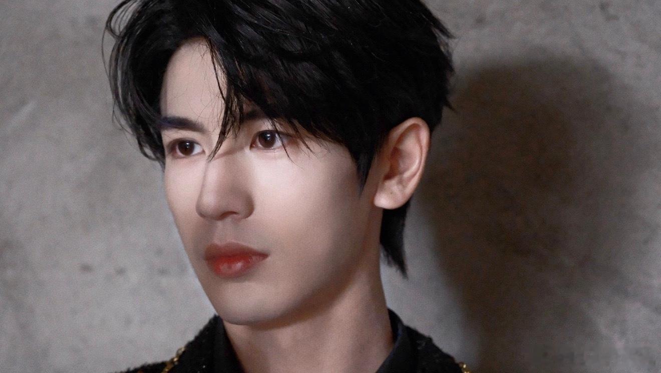 张凌赫说不出现在荧幕不会化妆图一侧脸照真的是太帅了啊…张凌赫近期在专访中坦言，只