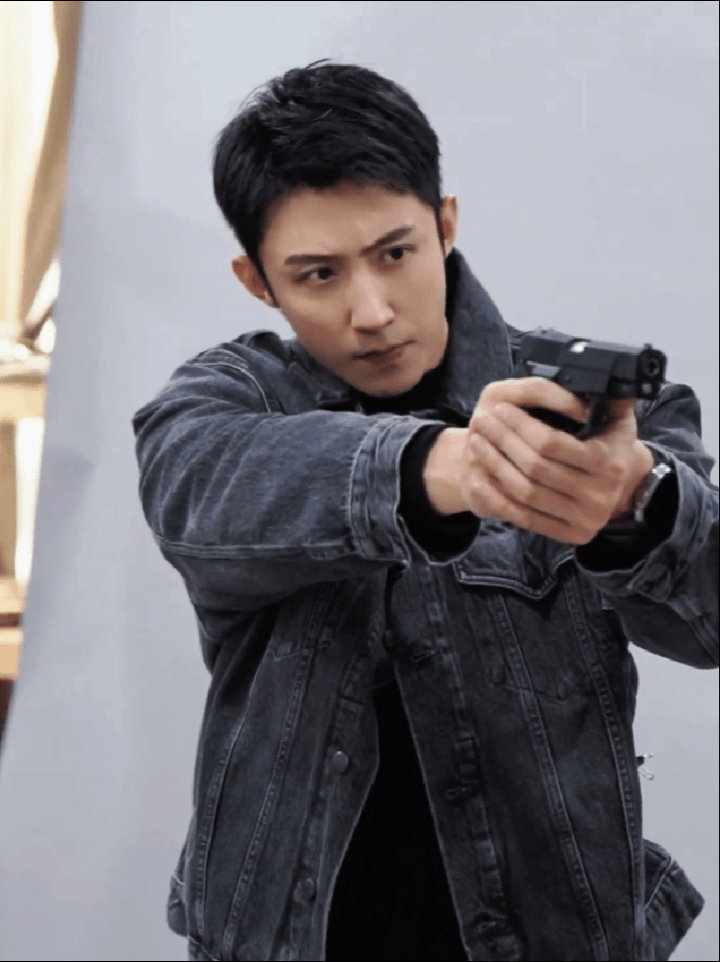 黄景瑜︱《罚罪2》︱秦枫定妆海报侧拍做了一些我喜欢的镜头的截修动图！黄Sir捉贼