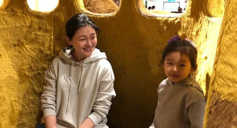 今天是小玥儿的生日，陪在她身边的会是谁呢？去年马筱梅邀请同学一起为小玥儿庆生，然