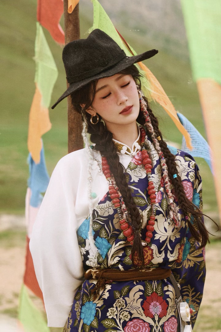 杨紫这组藏族少女妆真的有点东西。不是那种影楼风的精致假面，而是把高原的粗粝感和生