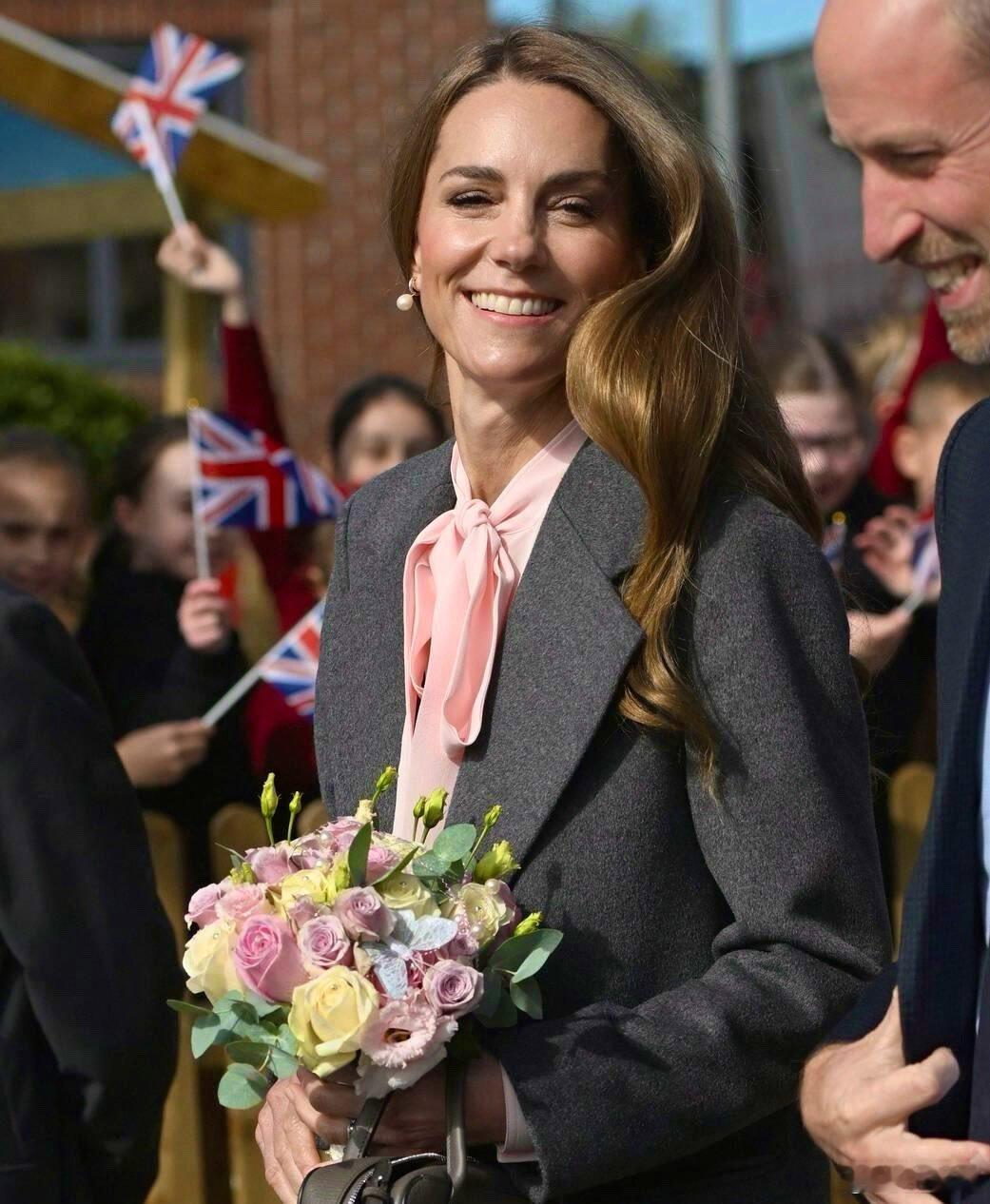 英国王室🇬🇧9月22日，威尔士亲王夫妇访问英格兰西北部的默西赛德郡南港的彻