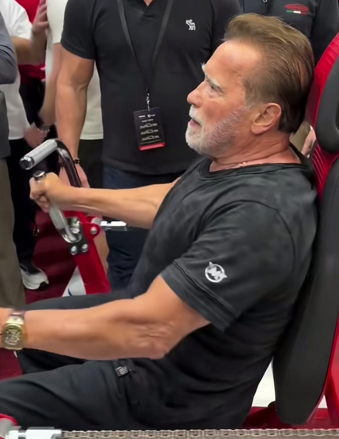 这位大叔正在体验赛车模拟器。78岁了，真不敢相信这身材肌肉💪🏻，终结者世界健