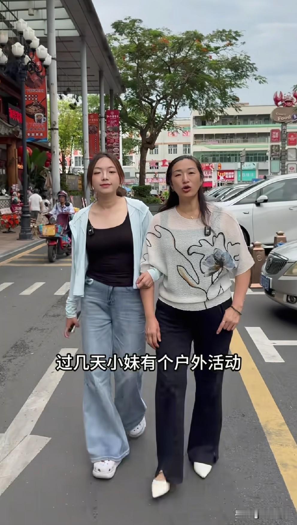平时不互动，不直播，要卖货了才出来。看到谢浩男妈妈许健华和大妹出门逛街的视频，内