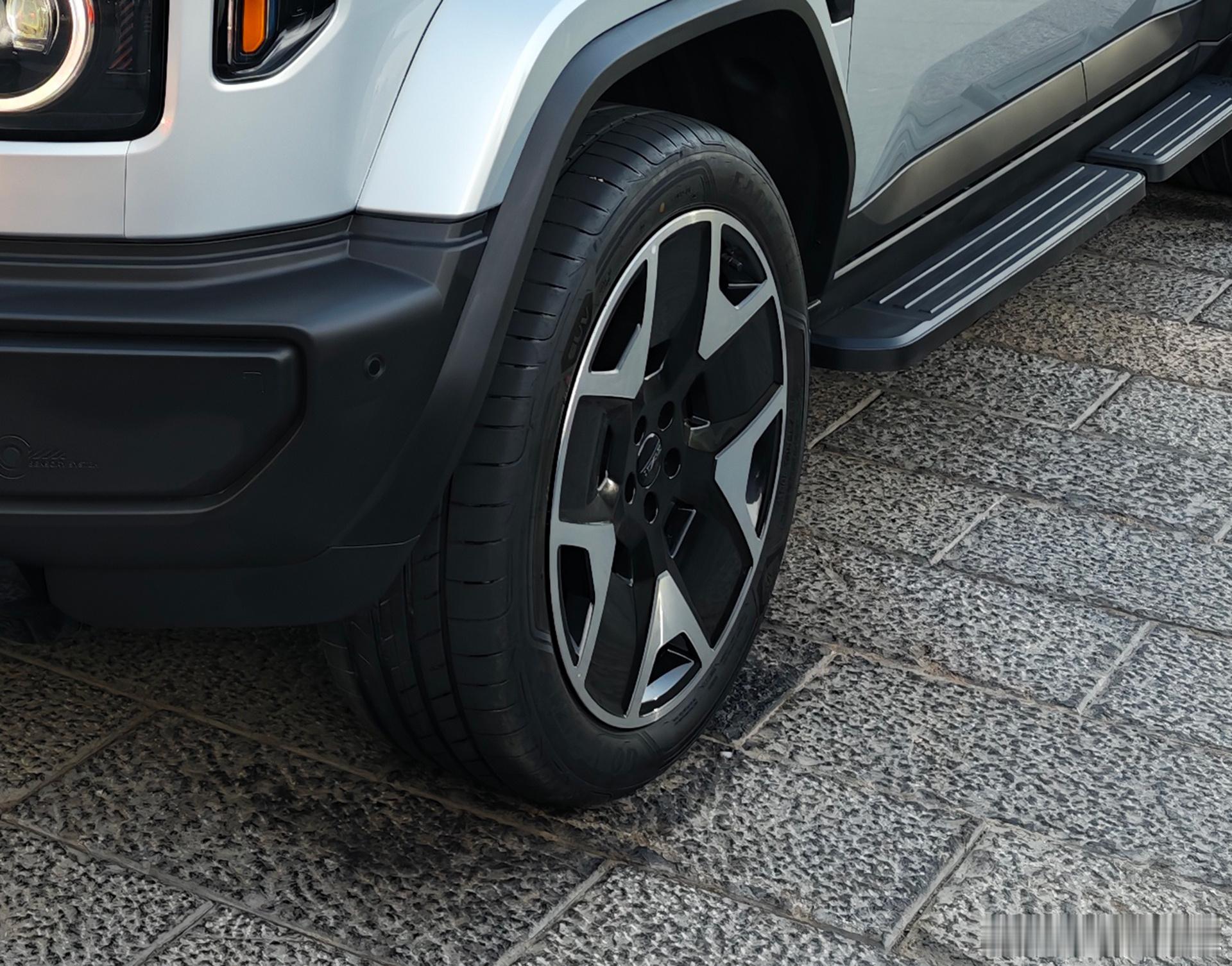 我就说这几天看到大众那个概念车的轮毂怎么就那么眼熟～这么看来的话两支轮毂很像，