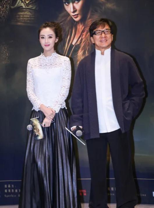 2008年北京奥运闭幕式后，成龙给张艺谋打了个电话，表示看中了闭幕式表演的一个女