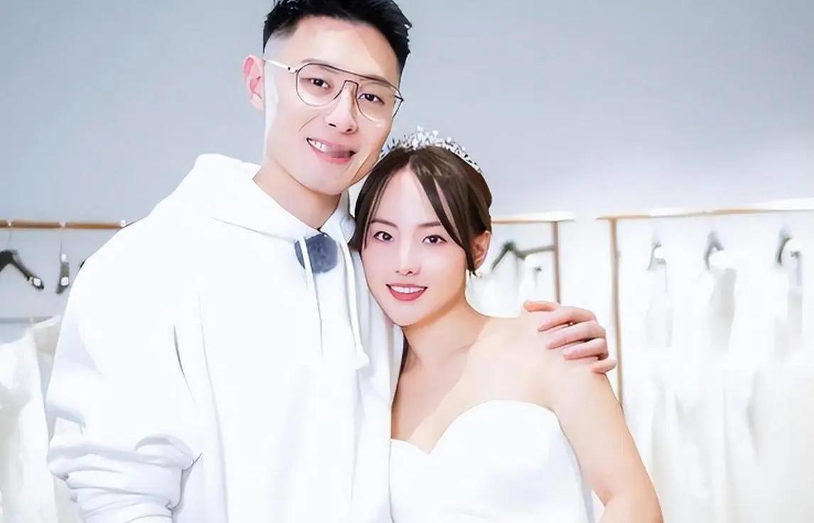 结婚多年，张嘉倪对着买超父母始终喊“叔叔阿姨”。媒体拍到的全家福里，她站在角