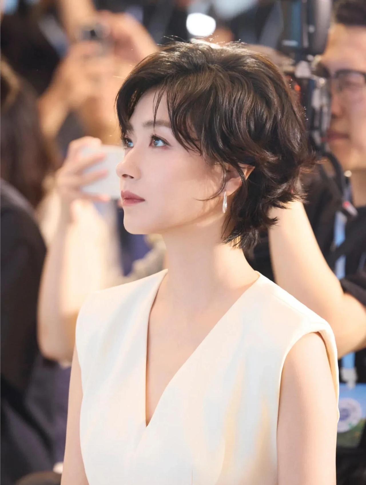 给所有女人上了一课上了年纪的女人这种发型最显年轻万茜又换造型了！短发小卷卷