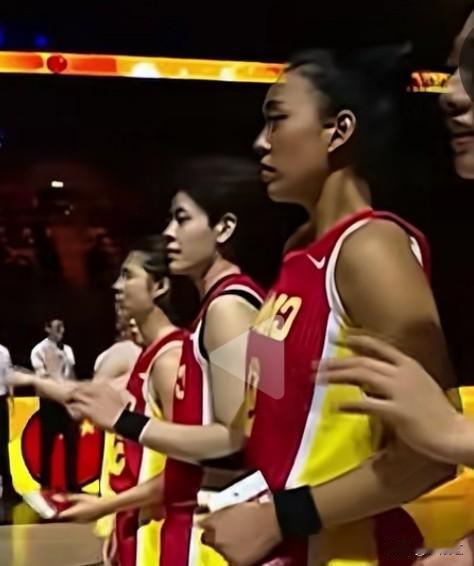 昨天半夜中国女篮和波多黎各女篮的对决打得难解难分、精彩纷呈，场上双方比分始终胶着