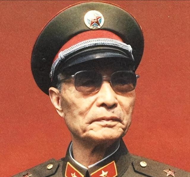 1964年，张爱萍将军到酒泉某基地视察，突然，他发现有10多名背着斜挎包