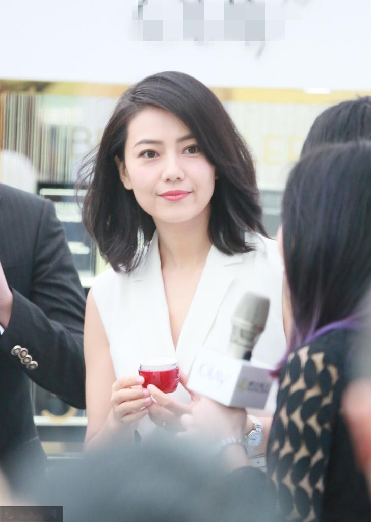 刷到徐州蒜农的“免费摘蒜薹管饭”操作，直接给我看愣了！雇人采一天要100块，卖一