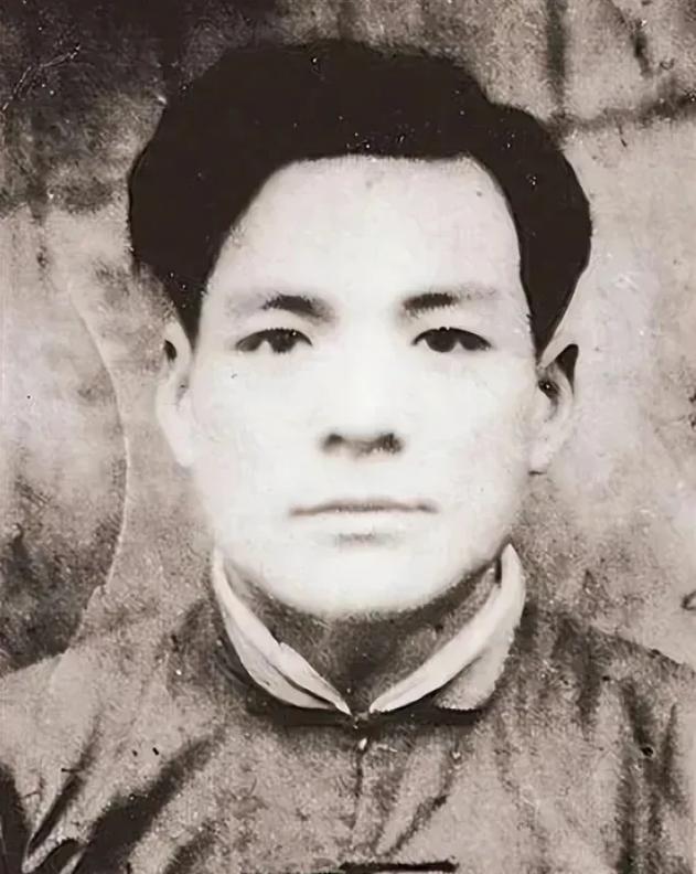 1943年，大汉奸林洪洲在路边解手，一个老汉见他孤身一人，直接一锄头把他敲个半死