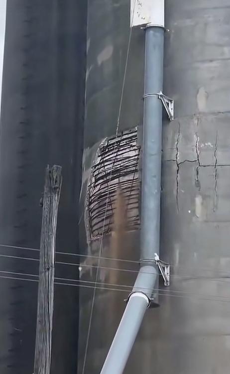 这不是马斯克的星箭发射现场，而是近日美国伊利诺伊州一座粮仓坍塌的场景！这个粮