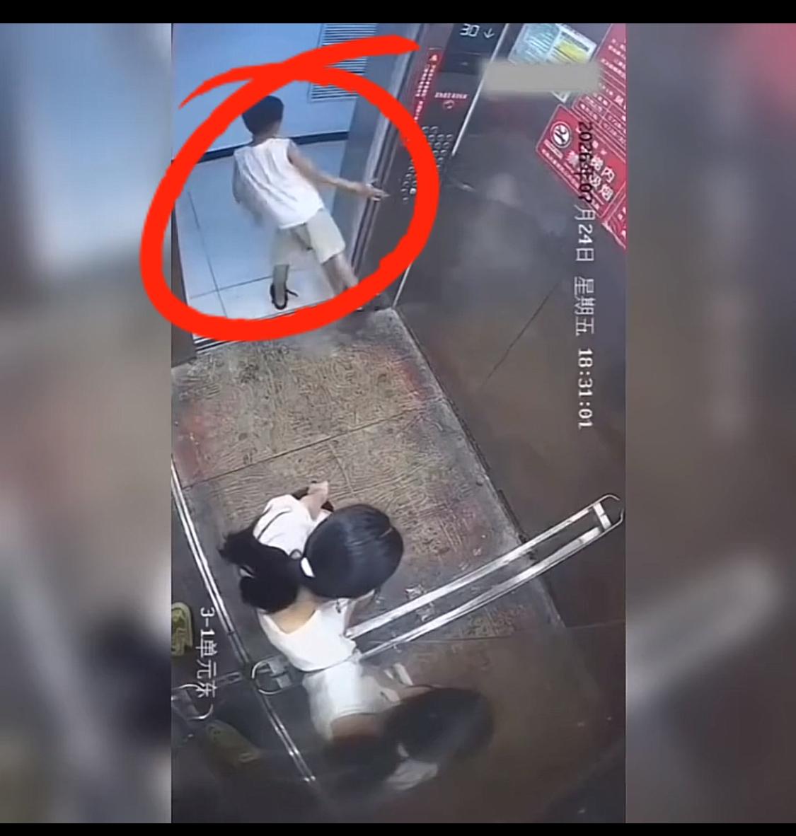 最可怕的不是家长撒泼，是孩子冷漠偷笑的样子！孩子的教养，就是父母最真实的缩影！