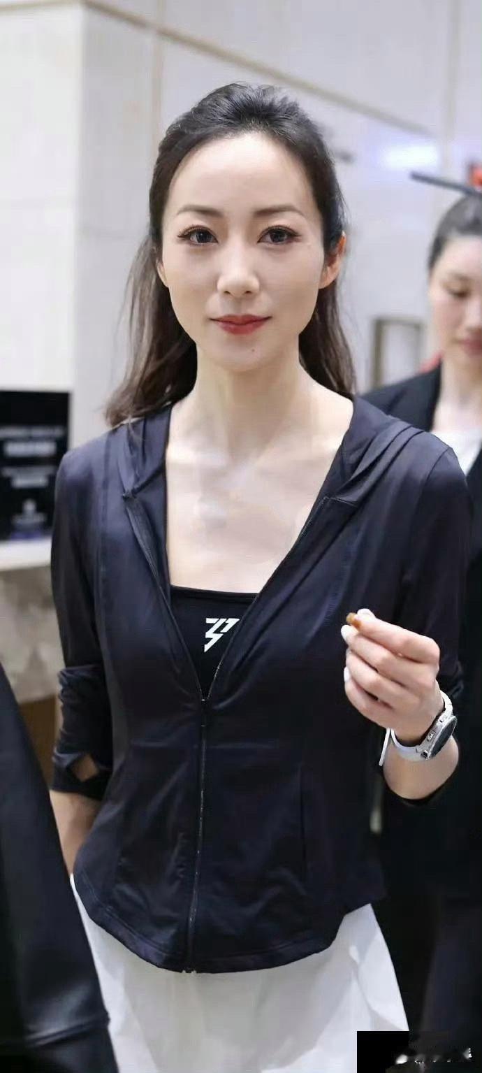 现在的韩雪长开了，气质愈发出众，举手投足皆优雅，越来越迷人～​​​