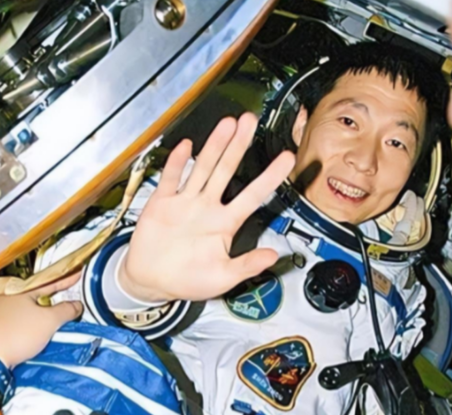 杨利伟为什么后来再也没有登天？其实，他能够活着回到地球就已经是万幸，在他攀登太空