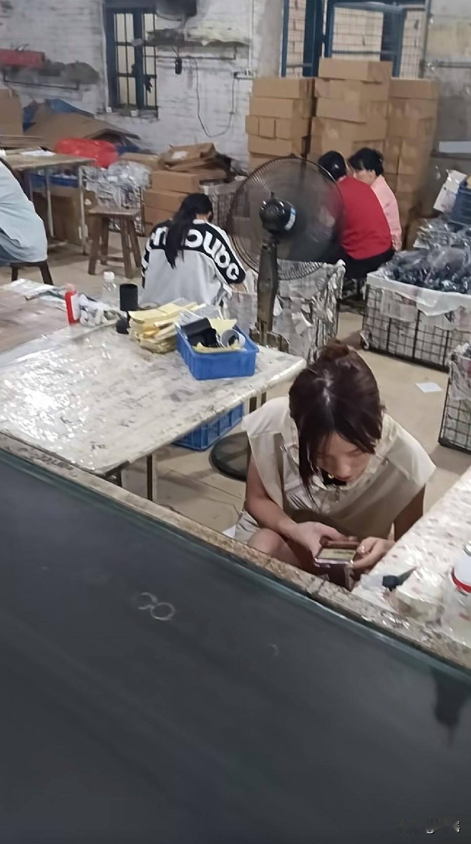 在这种厂上班直接脱离单身[捂脸哭]