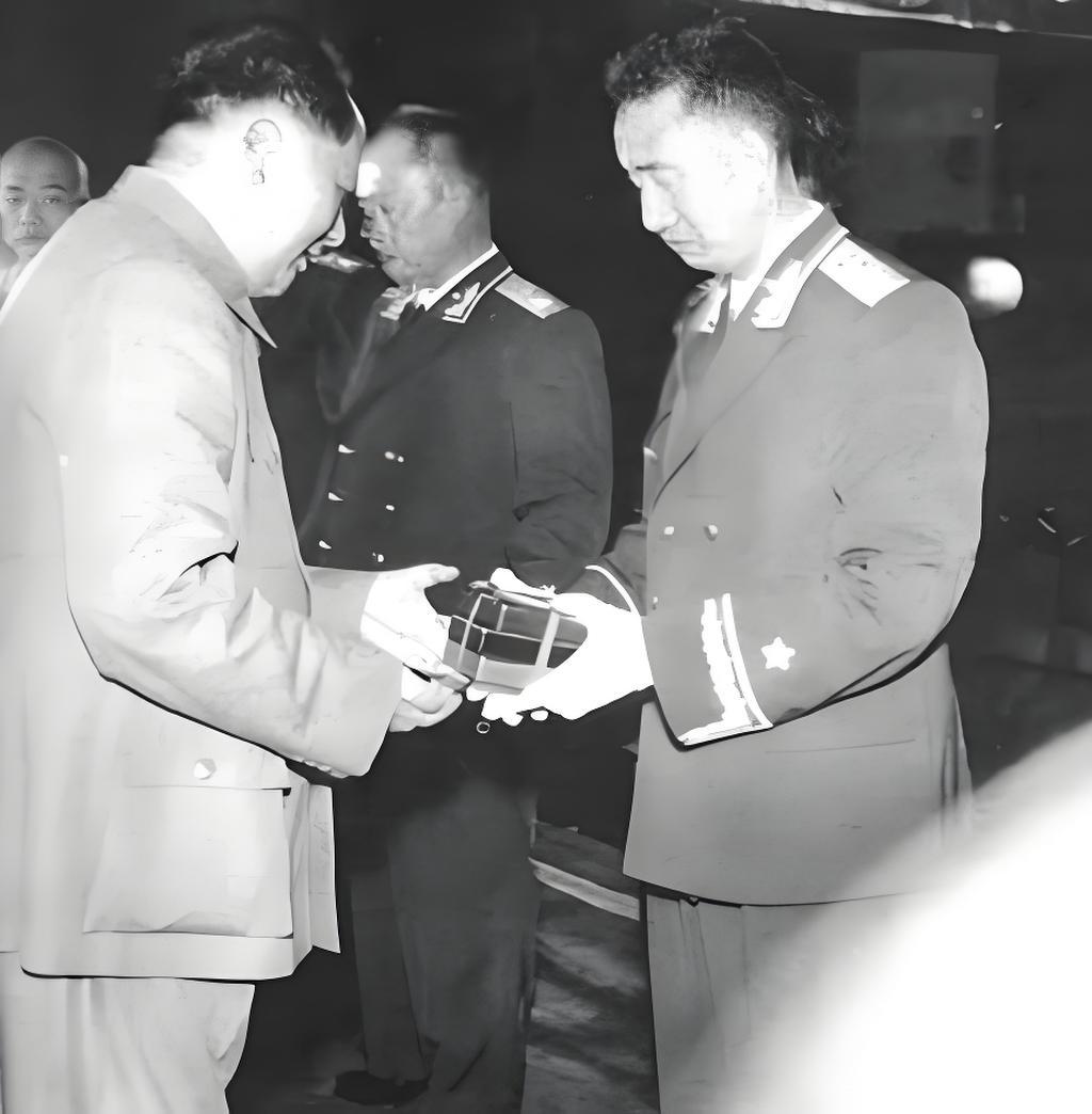 带兵打仗的最高境界是啥？看看毛主席对徐向前就懂了，那是根本“无需批评”！大伙