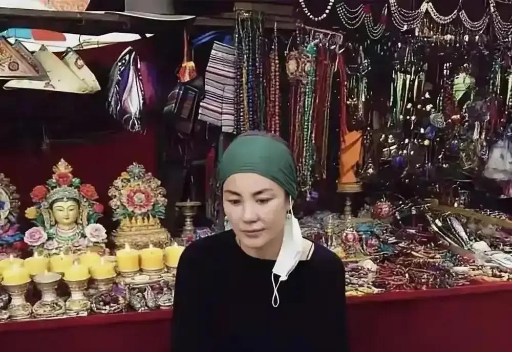 54岁王菲素颜照炸锅松弛的脸皮，鼓出的眼袋，在拉萨转经被拍到。评论区秒分两