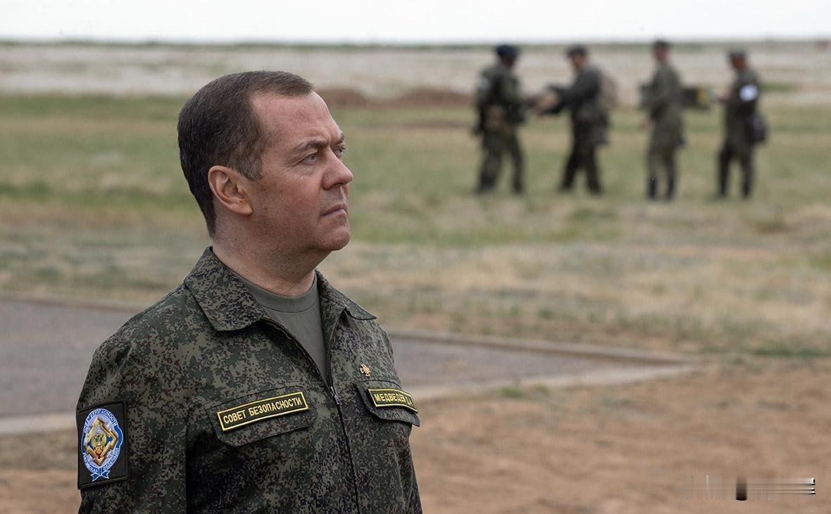 【梅德韦杰夫：欧洲早就习惯了在主人的餐桌上混吃混喝】4月21日，俄罗斯安全会