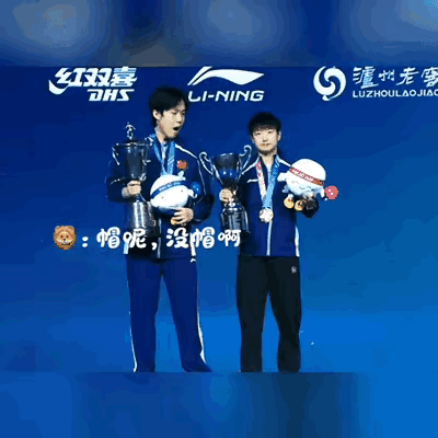 大头你可长点心眼吧[大笑]颁奖仪式上，大头不解地问莎莎，你的帽呢，莎莎说，我