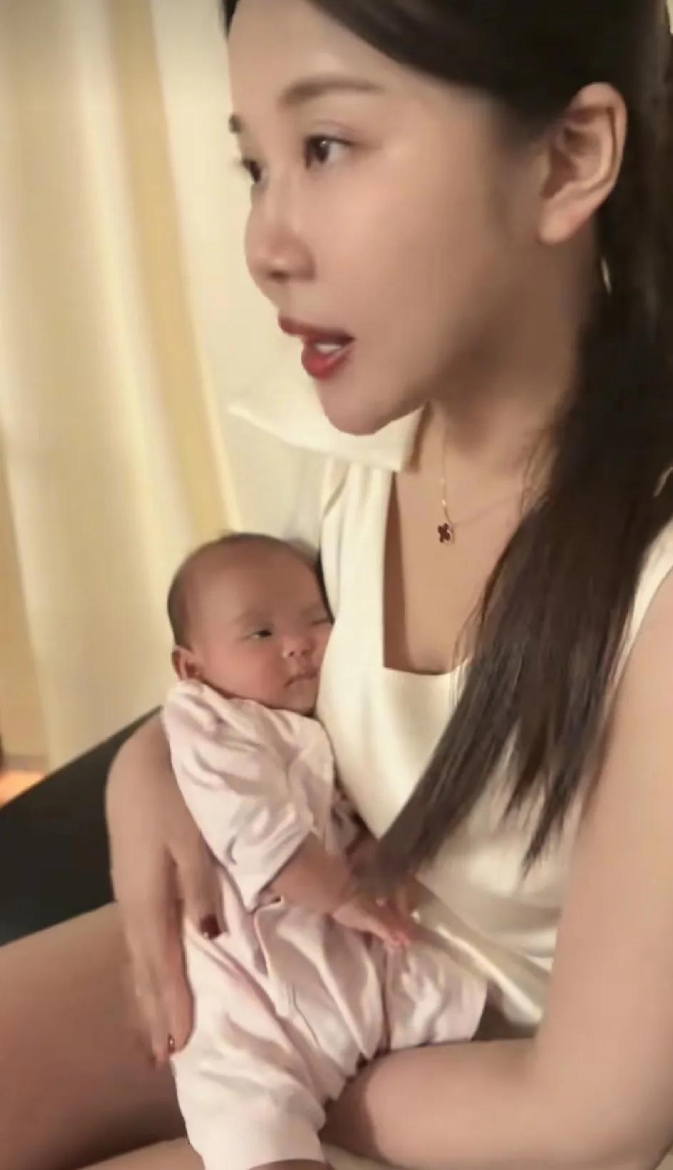 小洛熙走的时候，妈妈才30岁。手术前，医生说“早做早安心”，可如今回头看，她