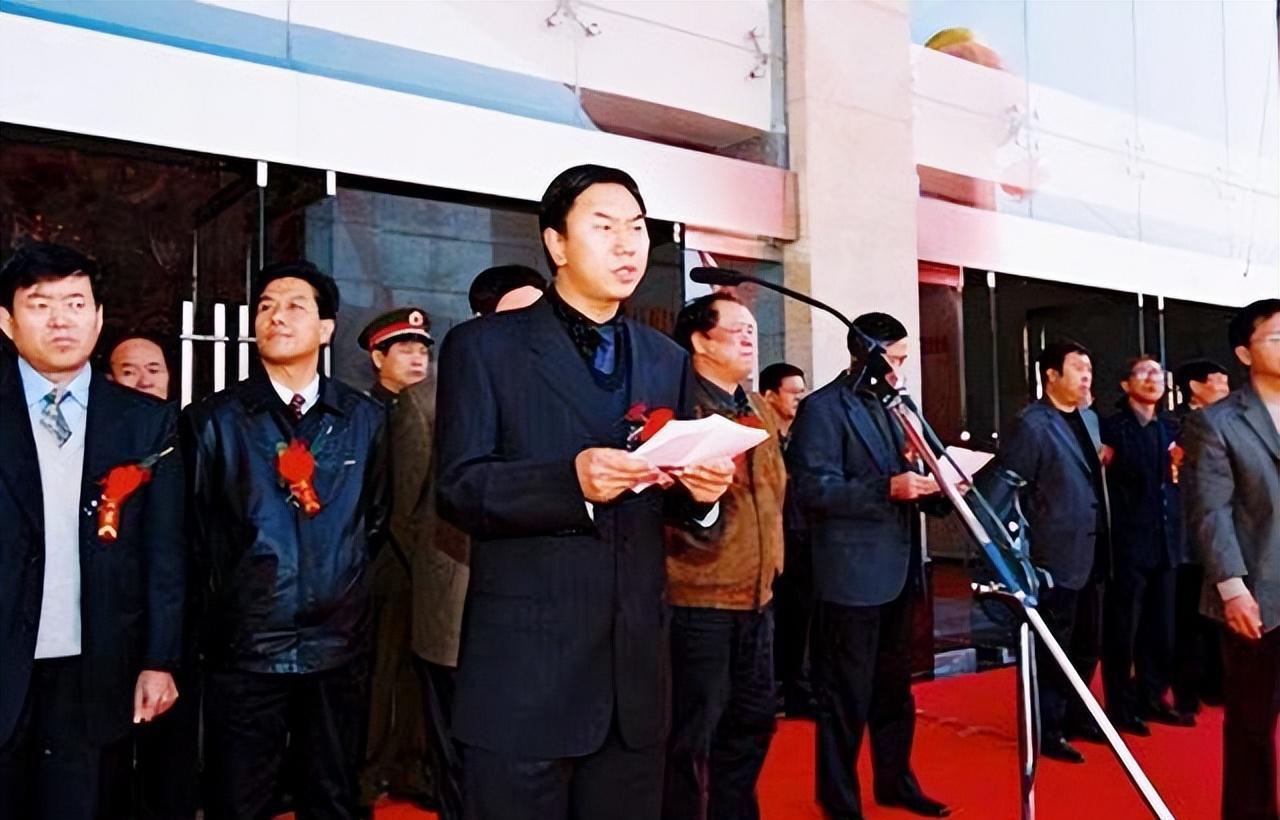 1993年，耿彦波被调到山西灵石县当县长，刚上任他就决定斥资5000万修缮当地一