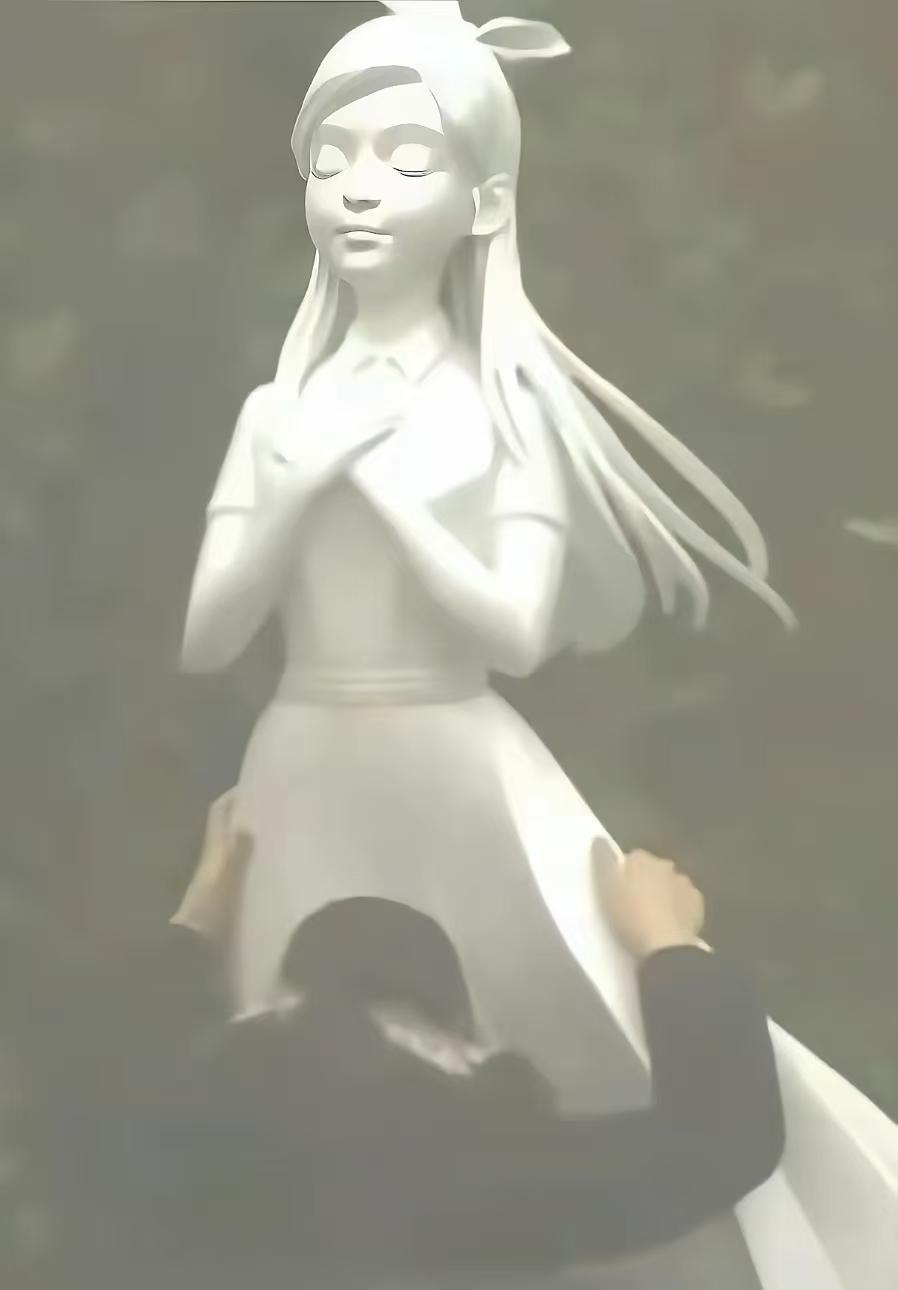 网友把大S的雕像改了一下，改的才像她本人，突然挺同情她的，身边除了自己孩子，其他