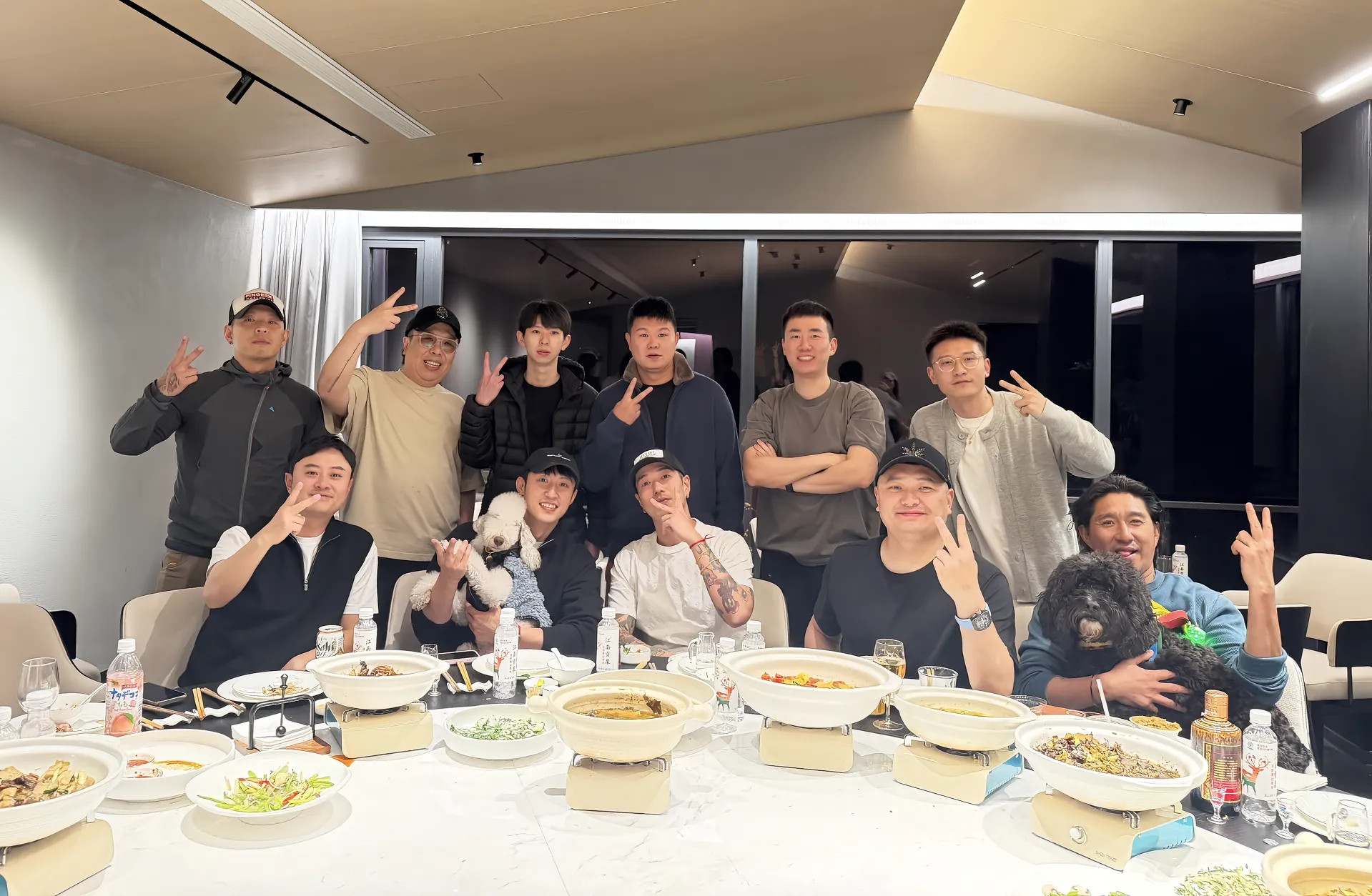 黄景瑜︱2026元宵︱聚餐合影抖：Rickzyc太可爱了，抱着别人的小狗狗和花臂