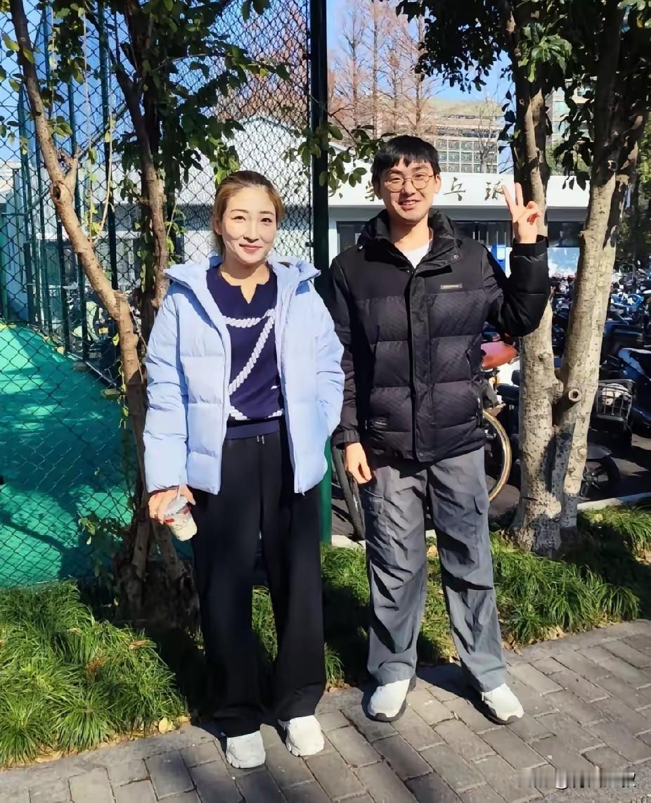 1.2刘诗雯逛公园被偶遇，路人视角的刘诗雯太美了！我觉得刘诗雯才是活的通透的