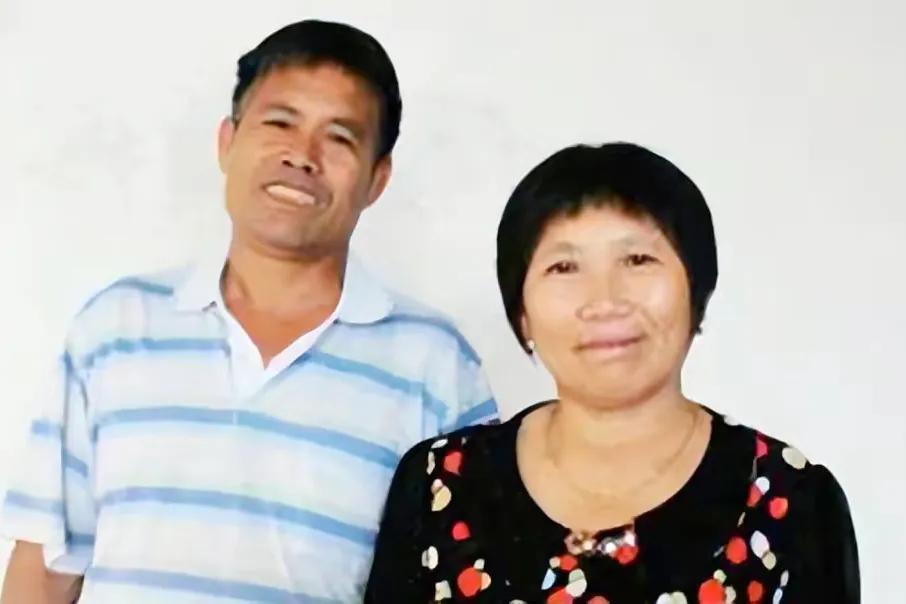 湖南1男子丧偶后，娶了二婚带娃的女子为妻，一天，他刚到家就听到妻子在屋子哭，抄起