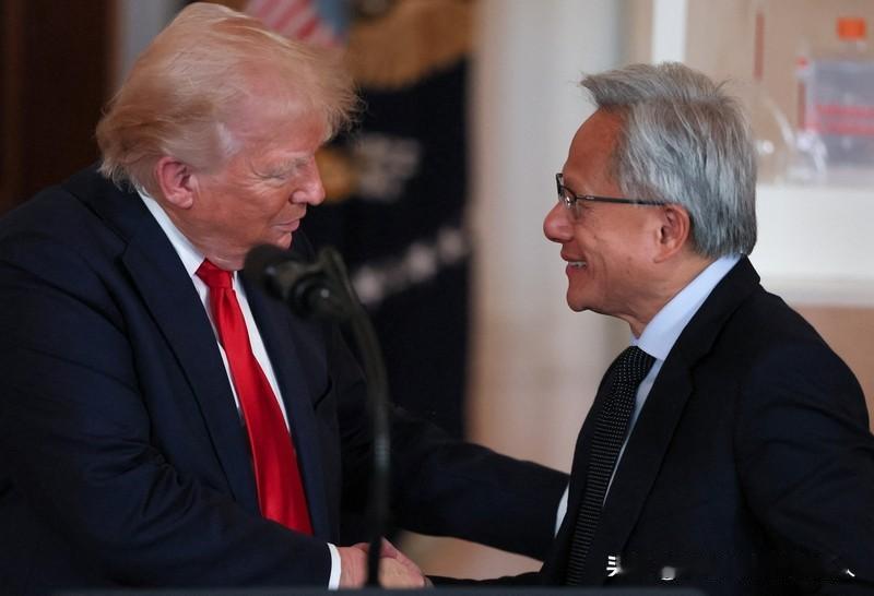 黄仁勋最后一刻跳上空军一号，你以为他是被特朗普钦点、代表美国科技界出征北京？别想