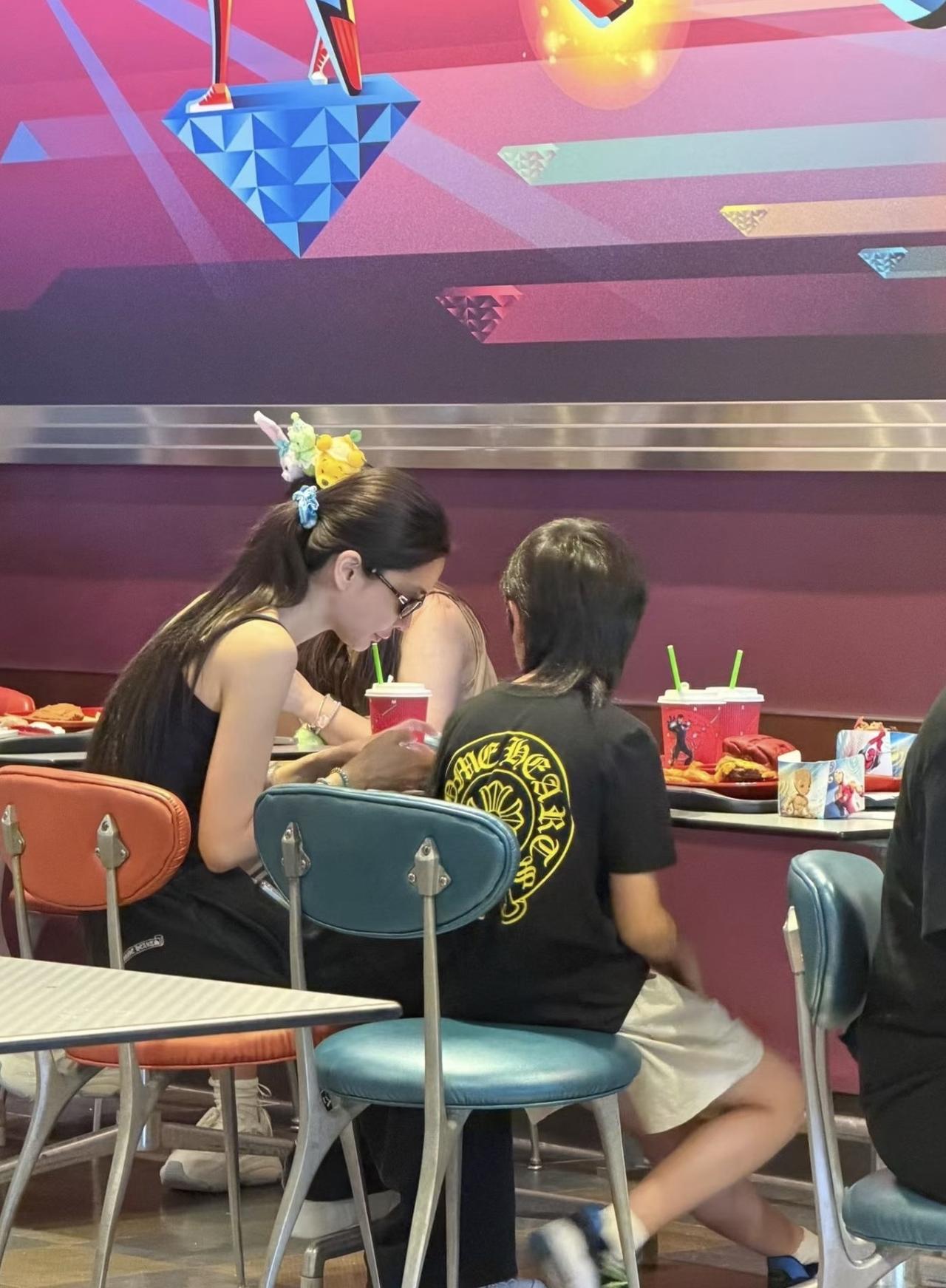 Baby真的是个好妈妈，又被偶遇带着小海绵去游乐场了。小海绵暑假都是跟着妈妈
