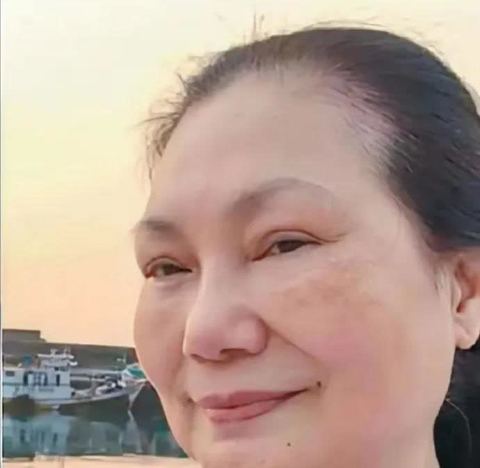快看呀，快看呀！S妈无视葛思齐的喊话，拒不回答珠宝去向，网友好心建议S妈提告