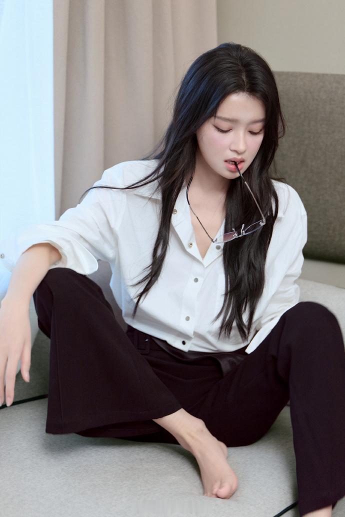 孙怡光脚丫当白衬衫遇上光脚丫，再加上咬眼镜的名场面，氛围感直接拉满。孙怡从容松弛