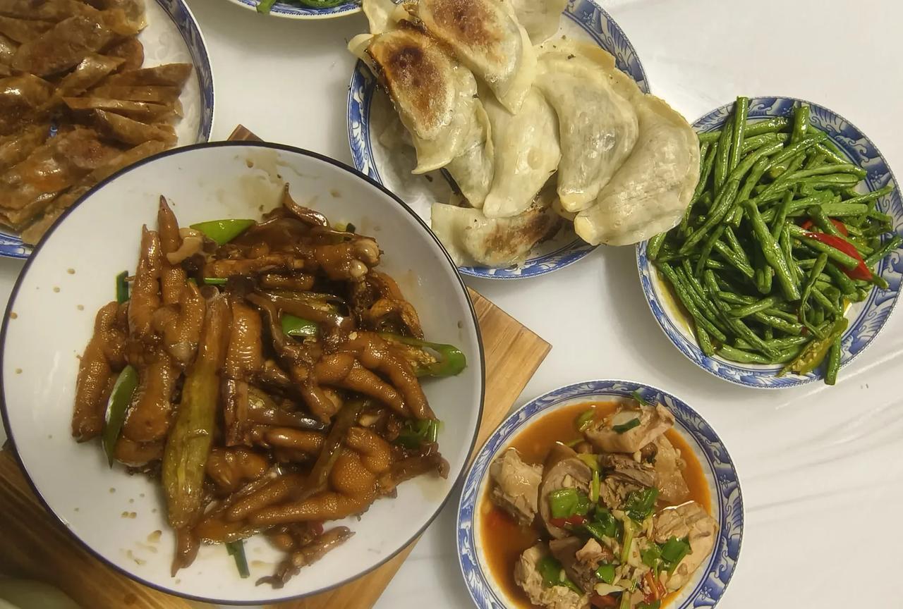 饭桌上婆妈吃饭心不在焉的，我忙说今天烧的红烧鸡爪不好吃吗？婆妈说不是，接下来也没