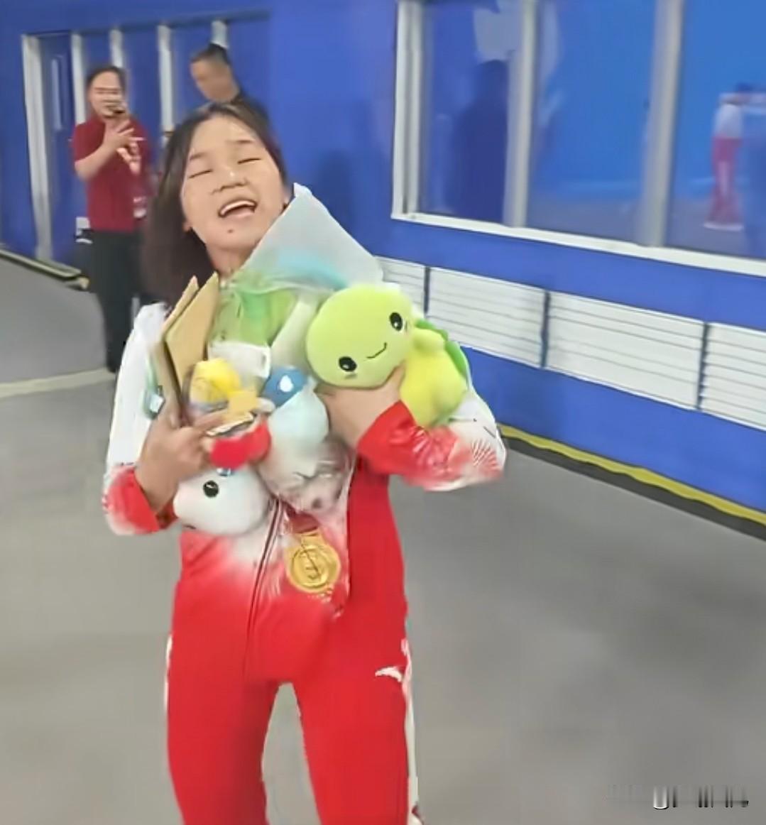 娃娃雨淹没冠军台！全红婵的纯粹本色让全国观众宠溺不停